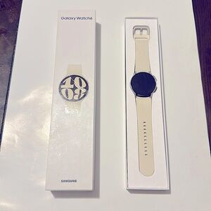 This is a brand new Galaxy that only had only been worn one time.